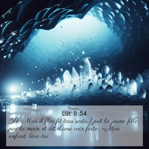 Segond21 Évangile selon Luc  ; image nature: image avec le verset biblique :Mais il [les fit tous sortir,] prit la jeune fille par la main et dit d&#039;une voix forte: «Mon enfant, lève-toi.» ;  ; 8:54