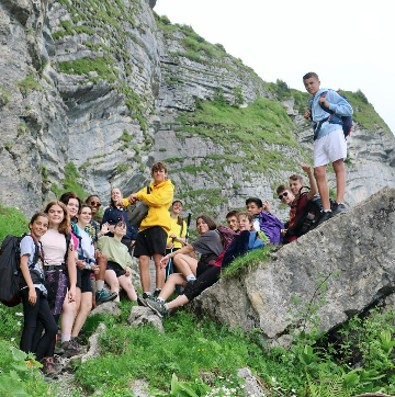 groupe jeunes dans la montage, youth group in the mountains during a hike