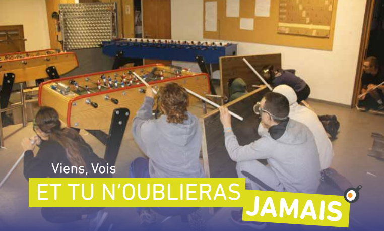 indoor games during summer sports camp, jeux À l'intérieur baby foot, jeunes ados qui jouent dans une salle