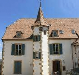 Ce château et ses dépendances sont propriété des Eglises moraves depuis 1739. La communauté Don Camillo, actuelle gérante de cette propriété perpétue le souhait que ce lieu puisse être un endroit où les hommes rencontrent Dieu et se côtoient les uns les autres !