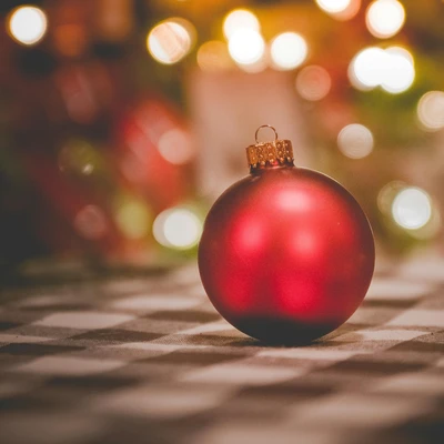 boule rouge décorative de noel symolise marché de Renens À Noel
