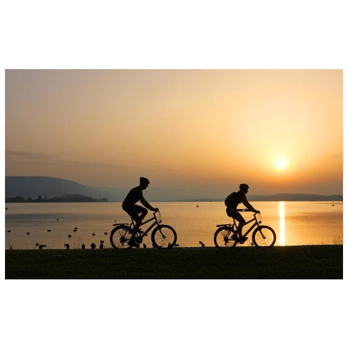 deux cycliste le long du lac lors d'un camp pour jeunes