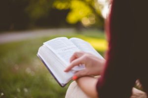 femme qui lit la Bible symbolisant la foi agissante