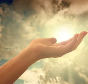 main avec un soleil et nuages pour symboliser miracle e providence divine