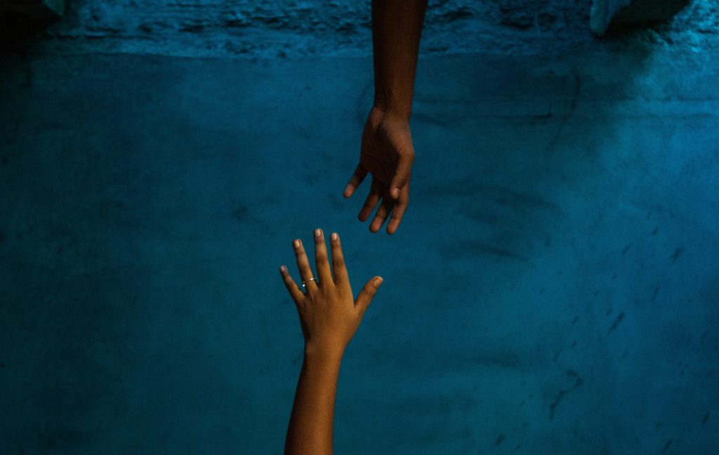2 mains sur fond bleu pour symboliser le suicide, sujet du thème de l'étude biblique