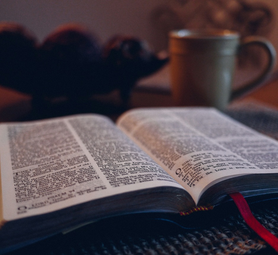 bible avec une tasse de café