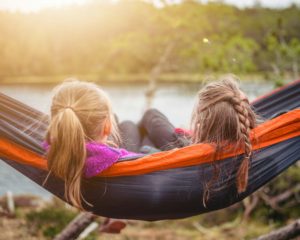 filles sur balancçoires pour illustrer les camps pour enfants sur Vaud Lausanne et Renens et Arzier, girls on a swing during a summer camp in Lausanne / VAud