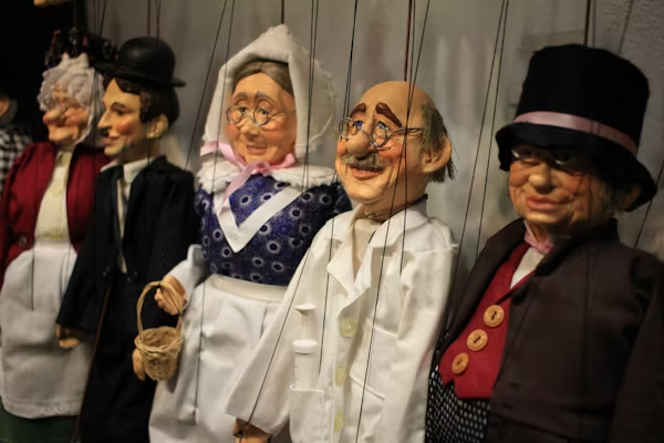 5 marionettes pour illustrer le spectacle pour les enfants lors d'un rendez KidsTeam pour les efants 6-12 ans À l'église Renens AB