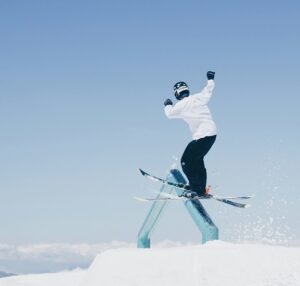 surfeur qui fait une figure en ski acrobatique lors d'un camp, illustre une personne qui s'amuse lors d'un camp
