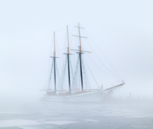 voilier en hiver pour symboliser les navigateurs du lac le thème de Kids Team Lausanne-Renens en hiver.