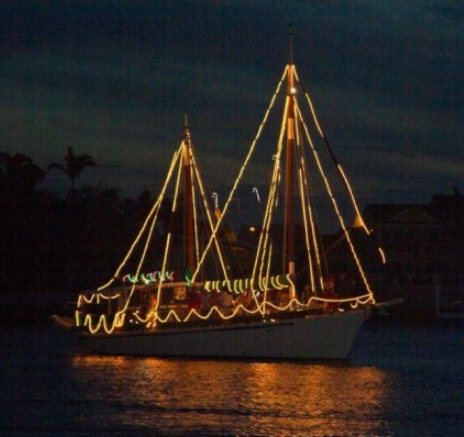 bateau éclairé avec lumiÈres pour la fête de Noeé.  Poster pour notre rencontre Kids Team Noël.