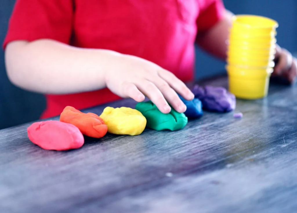 enfant qui joue avec de la pâte à modeler