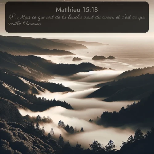 Le brouillard côtier roule vers l'intérieur des terres à travers les trouées des collines maritimes. Avec le verset biblique : 18. Mais ce qui sort de la bouche vient du coeur, et c'est ce qui souille l'homme. qui invite les personnes à venir à l'église Renens AB pour le culte de Dimanche