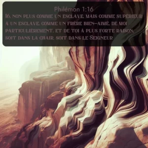 Le vernis du désert teinte les parois des falaises de motifs abstraits. Avec le verset biblique : 16. non plus comme un esclave, mais comme supérieur à un esclave, comme un frère bien-aimé, de moi particulièrement, et de toi à plus forte raison, soit dans la chair, soit dans le Seigneur. qui invite les personnes à venir à l'église Renens AB pour le culte de Dimanche